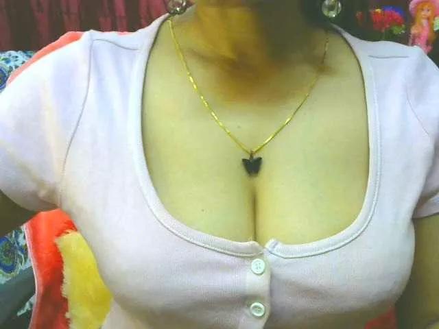 Aarju from BongaCams
