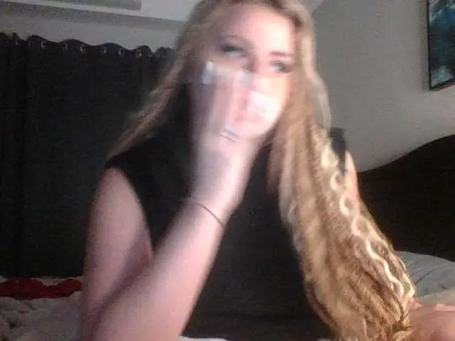 BlondeDollTia from BongaCams