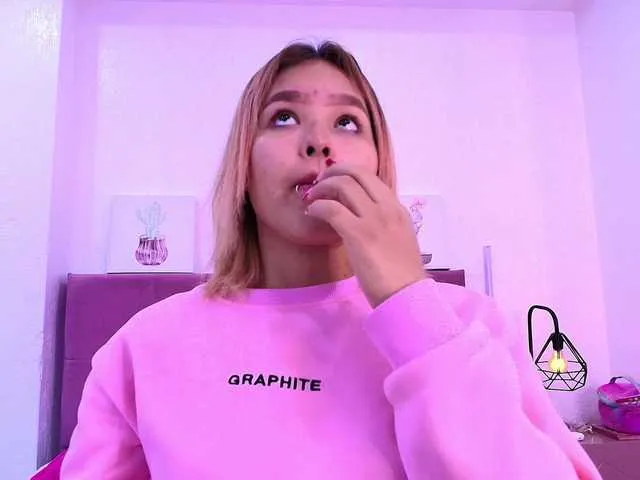 CamiilaGlow from BongaCams