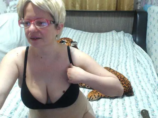 CrazzyBitch from BongaCams