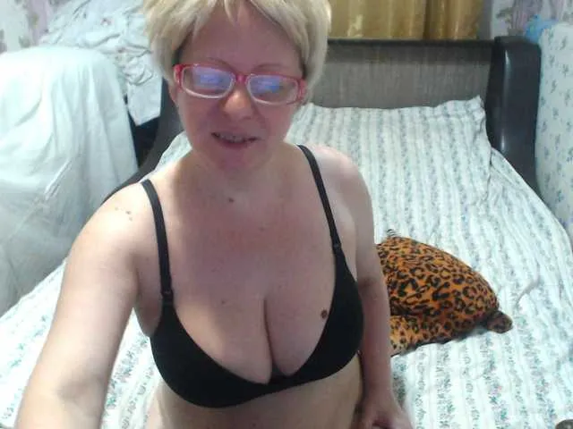 CrazzyBitch from BongaCams