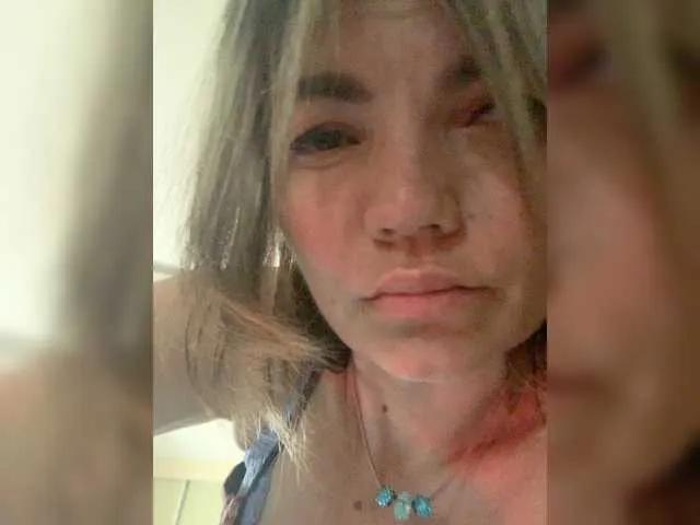 Ella-Pearlie from BongaCams