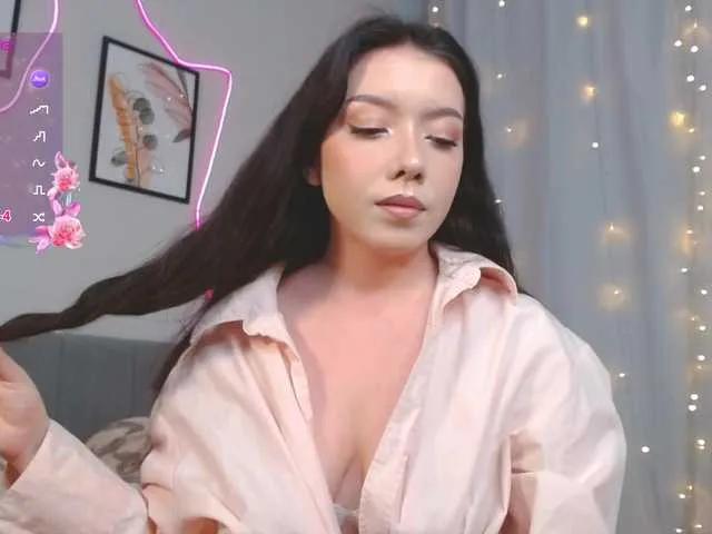 ElliLin from BongaCams
