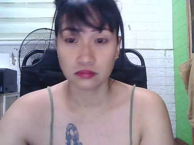 Jeansy23 from BongaCams