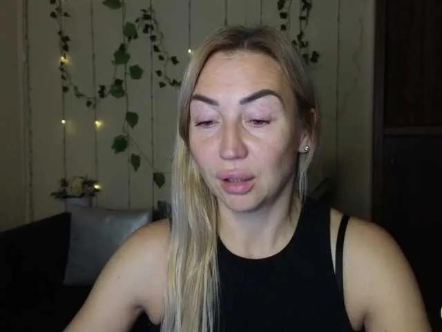 Jullyblondkiss from BongaCams is Freechat