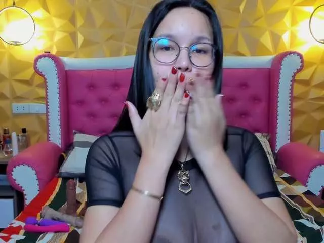 LeahStarr from BongaCams