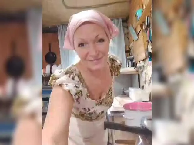 LizSage from BongaCams