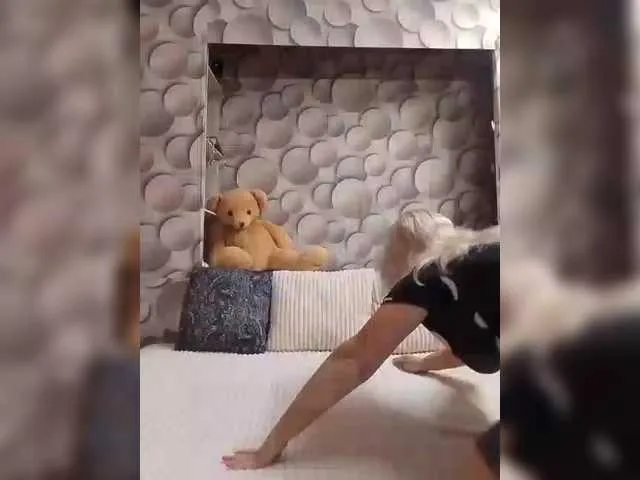 LizSage from BongaCams