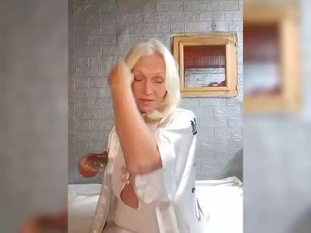 LizSage from BongaCams