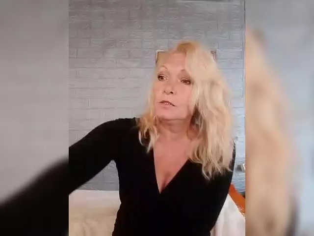 LizSage from BongaCams