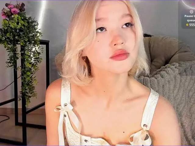 Milli-sunrise from BongaCams