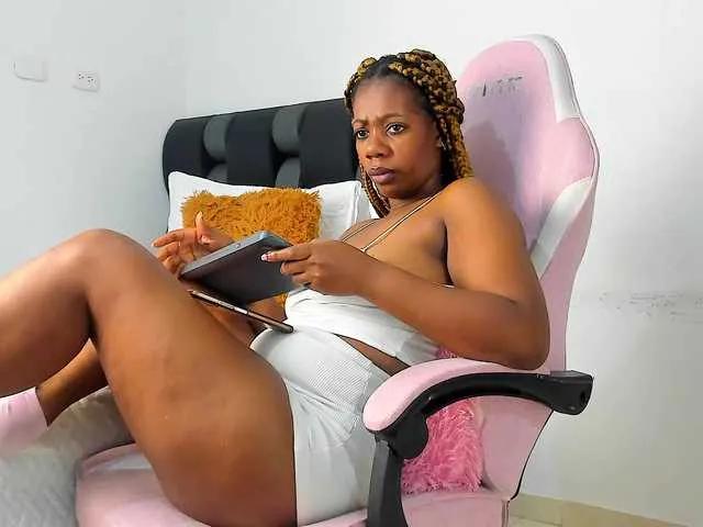 NaomiEmber from BongaCams is Freechat
