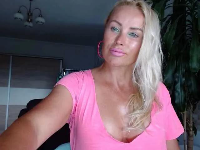 Rossalinda from BongaCams
