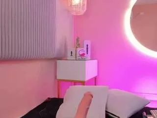 Hottieminee from CamSoda