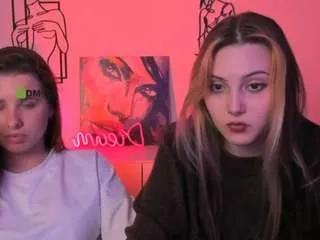 lola-swon from CamSoda is Freechat