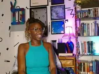 Moebootyrayna from CamSoda