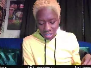 Moebootyrayna from CamSoda