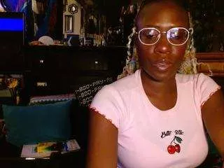 Moebootyrayna from CamSoda