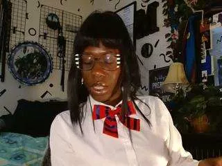 Moebootyrayna from CamSoda