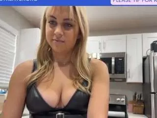 tiffstreatsxoxo on CamSoda 