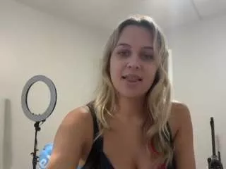 tiffstreatsxoxo on CamSoda 