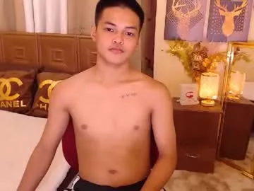 Asianhugescott from Chaturbate