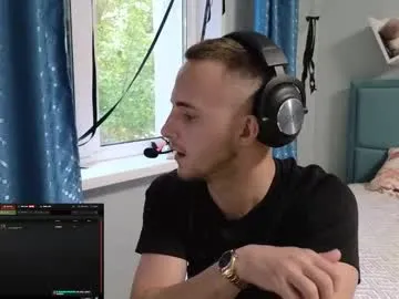 Golden_boyyy21 from Chaturbate