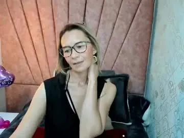 Issa_milf__ from Chaturbate
