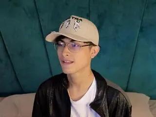 aaron_ez from Flirt4Free is Freechat