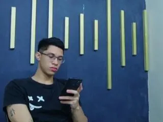 chris_velez from Flirt4Free is Freechat