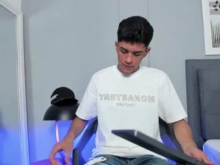 tyler_bennjamin from Flirt4Free is Freechat