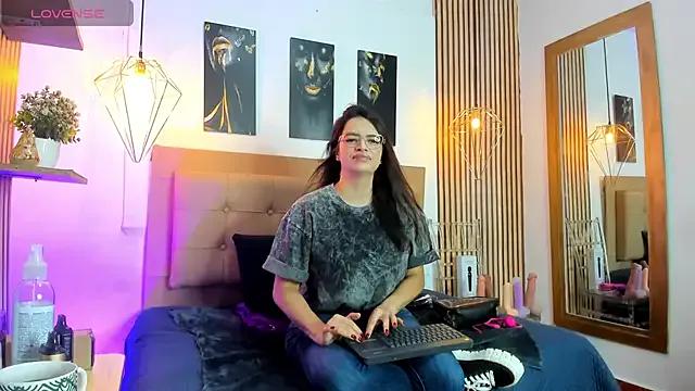 _samanthaa_foxx from StripChat is Freechat
