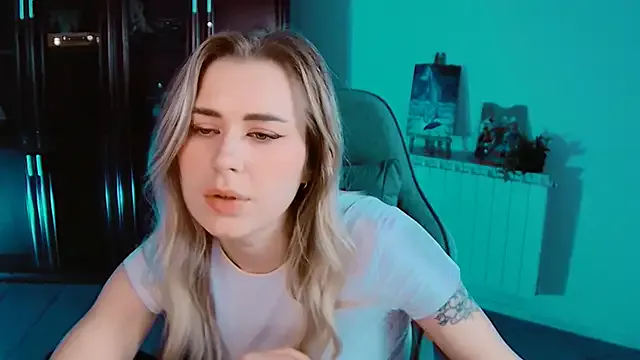 AdelLoyss from StripChat is Freechat