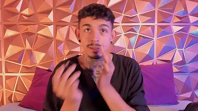 AleKiing from StripChat is Freechat