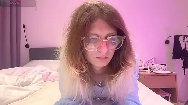 AlicePinkhead from StripChat is Freechat