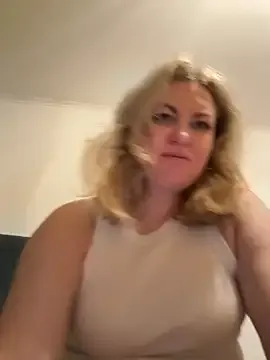 Amelia-Diamond from StripChat is Freechat