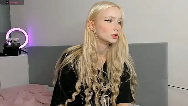 angelellise from StripChat is Freechat