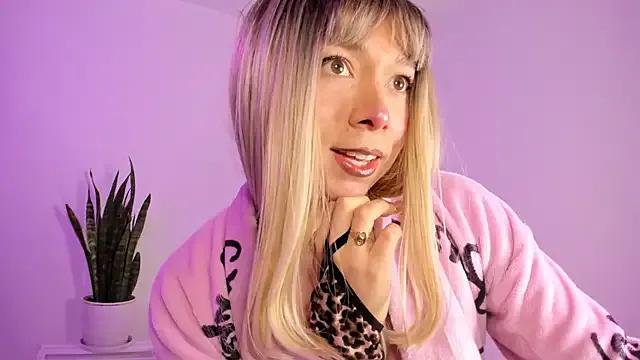 Angelgolden_ from StripChat is Freechat