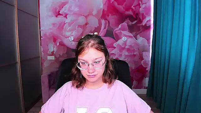 AngelinaLow from StripChat is Freechat