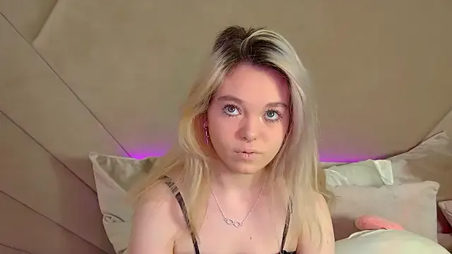 AnnaDelon from StripChat