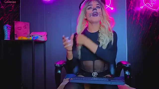 antonella_sexidoll from StripChat is Freechat