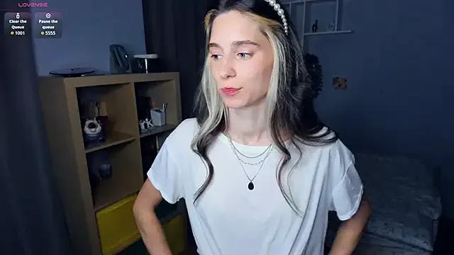 AntonettaTarring from StripChat is Freechat