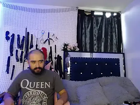 Aron_and_Queen_Annie from StripChat is Freechat