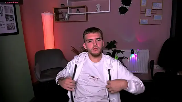 aron_black_ from StripChat is Freechat