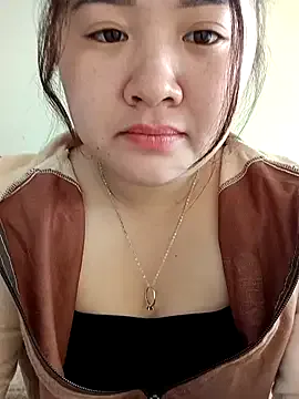 Bee-bgolden from StripChat is Freechat