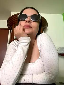 Bella-hadiid from StripChat