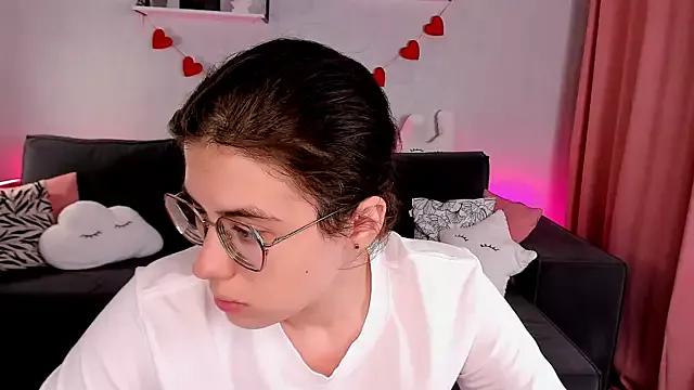 BellaCaress from StripChat