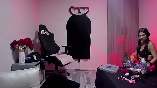 Girls: try live performances with matured performers, from dancing to quirks, in a variety of beautiful sex cams.