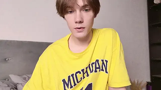 callmenineoneseven from StripChat is Freechat