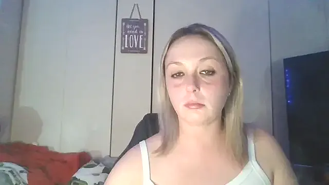 Candykissesxoxo from StripChat is Freechat